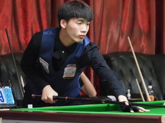 以一杆优势 以一杆优势